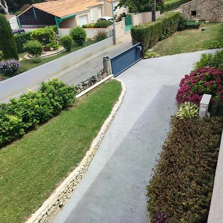 Maison Des Hauts, Terre De Lavoirs * La Creche